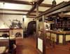 Gastraum mit Kamin & Theke